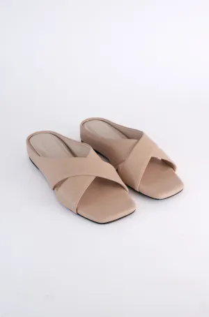 Orked Crossover Flat Sandals (Light Brown)