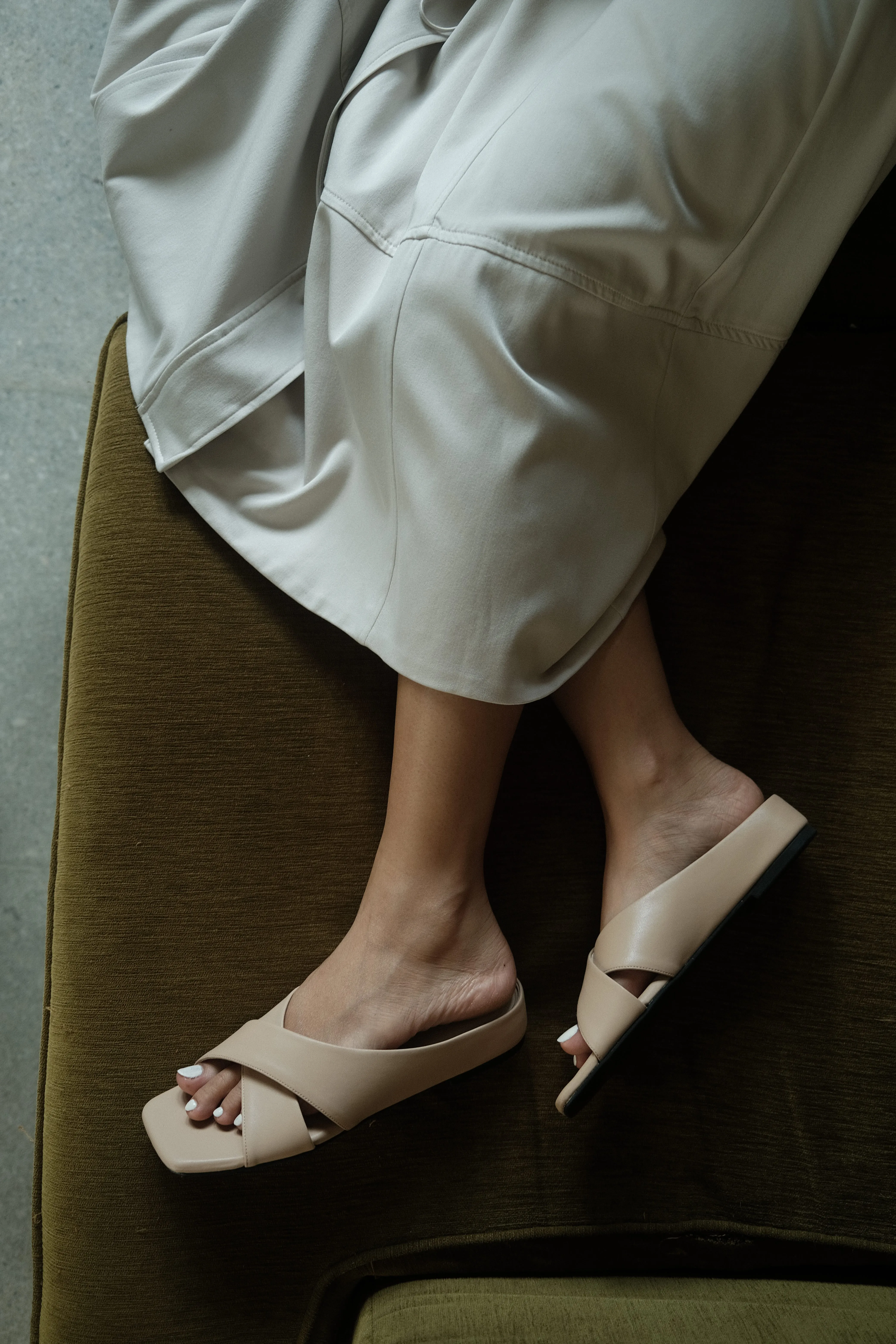 Orked Crossover Flat Sandals (Light Brown)