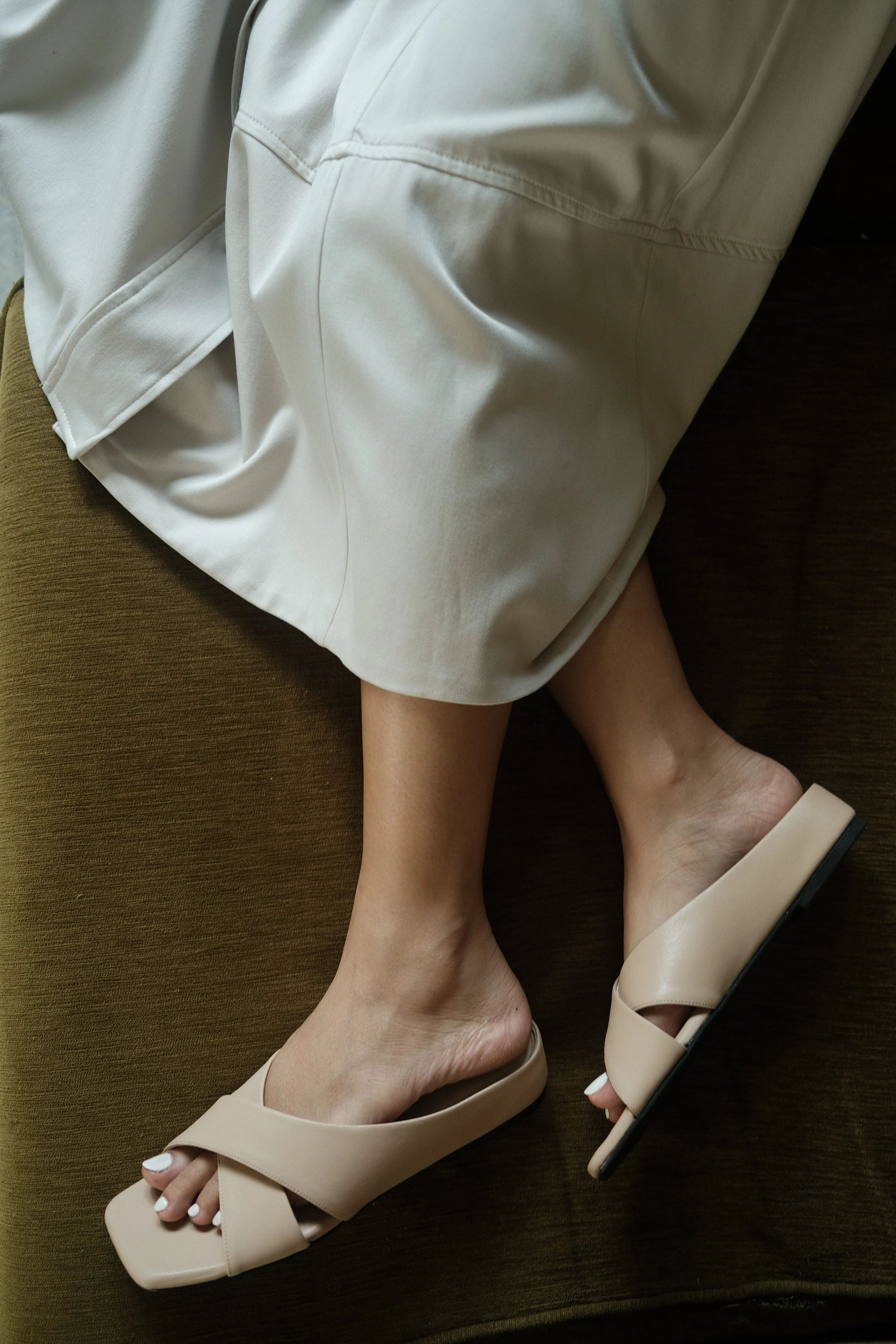 Orked Crossover Flat Sandals (Light Brown)